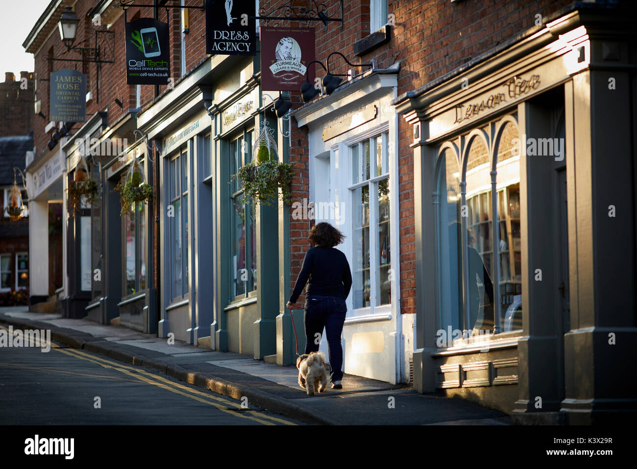 Lokale Hight Street in wohlhabenden Knutsford in Cheshire, erfolgreichen lokalen, unabhängigen Einzelhändlern auf Minshull Straße Stockfoto