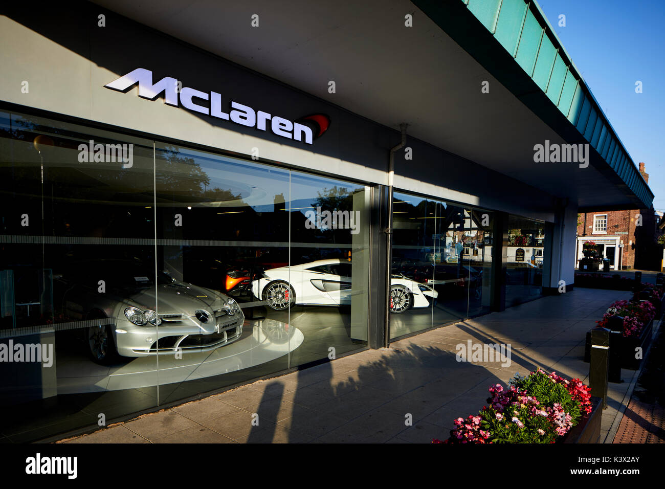 Lokale Hight Street in wohlhabenden Knutsford in Cheshire, McLaren Autohaus Stockfoto