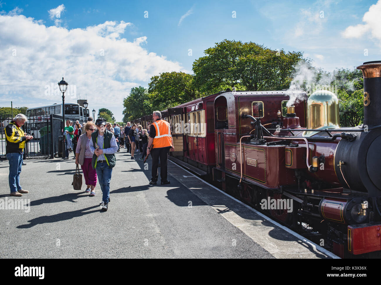 Leute auf Bahnsteig in Port Erin Bahnhof Stockfoto