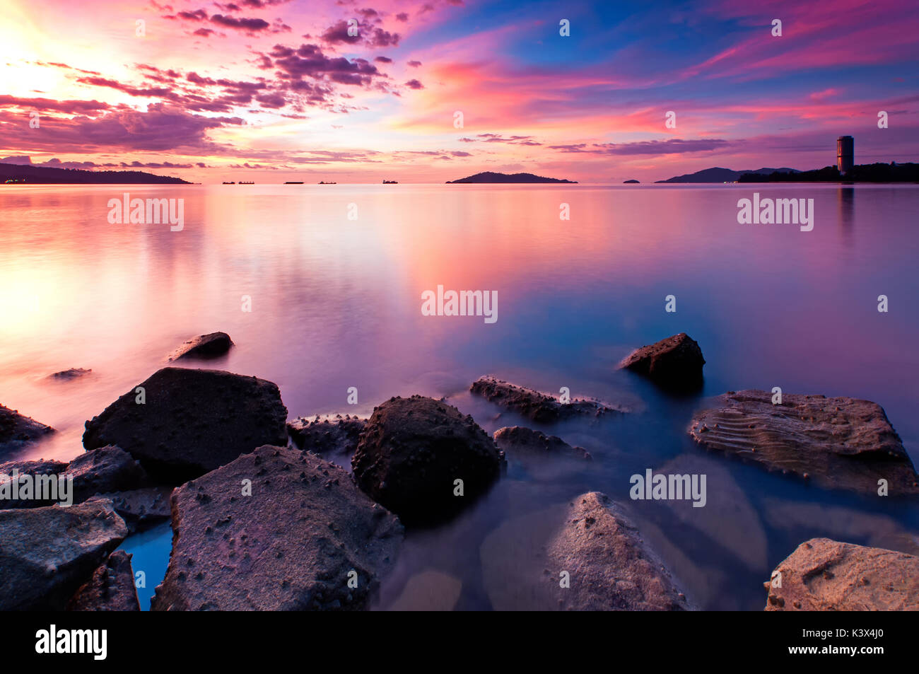 Felsigen Strand Sonnenuntergang in Kota Kinabalu, Tanjung Lipat in Sabah Borneo, Malaysia. Stockfoto