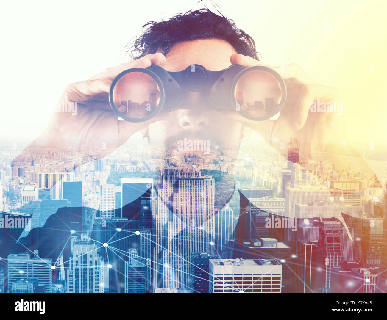 Unternehmer mit Blick auf die Zukunft mit dem Fernglas Stockfoto