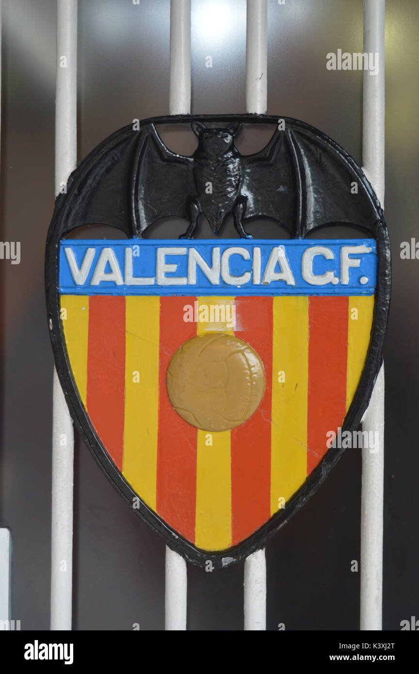 Valencia, Spanien - 28. August 2017: Das Wappen von Valencia Club de Fútbol im Haupteingang des Stadium Mestalla Stockfoto