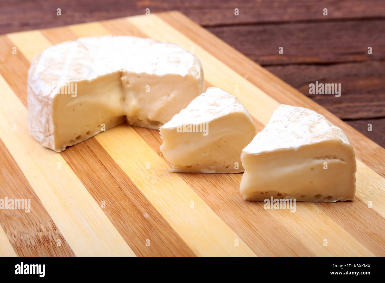 Kase Mit Weisser Schimmel Camembert Oder Brie Typ Auf Holz Tisch Gesundes Fruhstuck Stockfotografie Alamy
