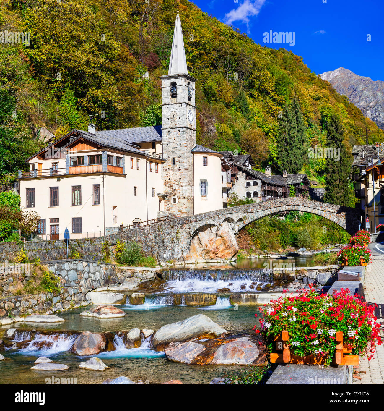 Schöne Lillianes Dorf, Valle d'Aosta, Italien. Stockfoto
