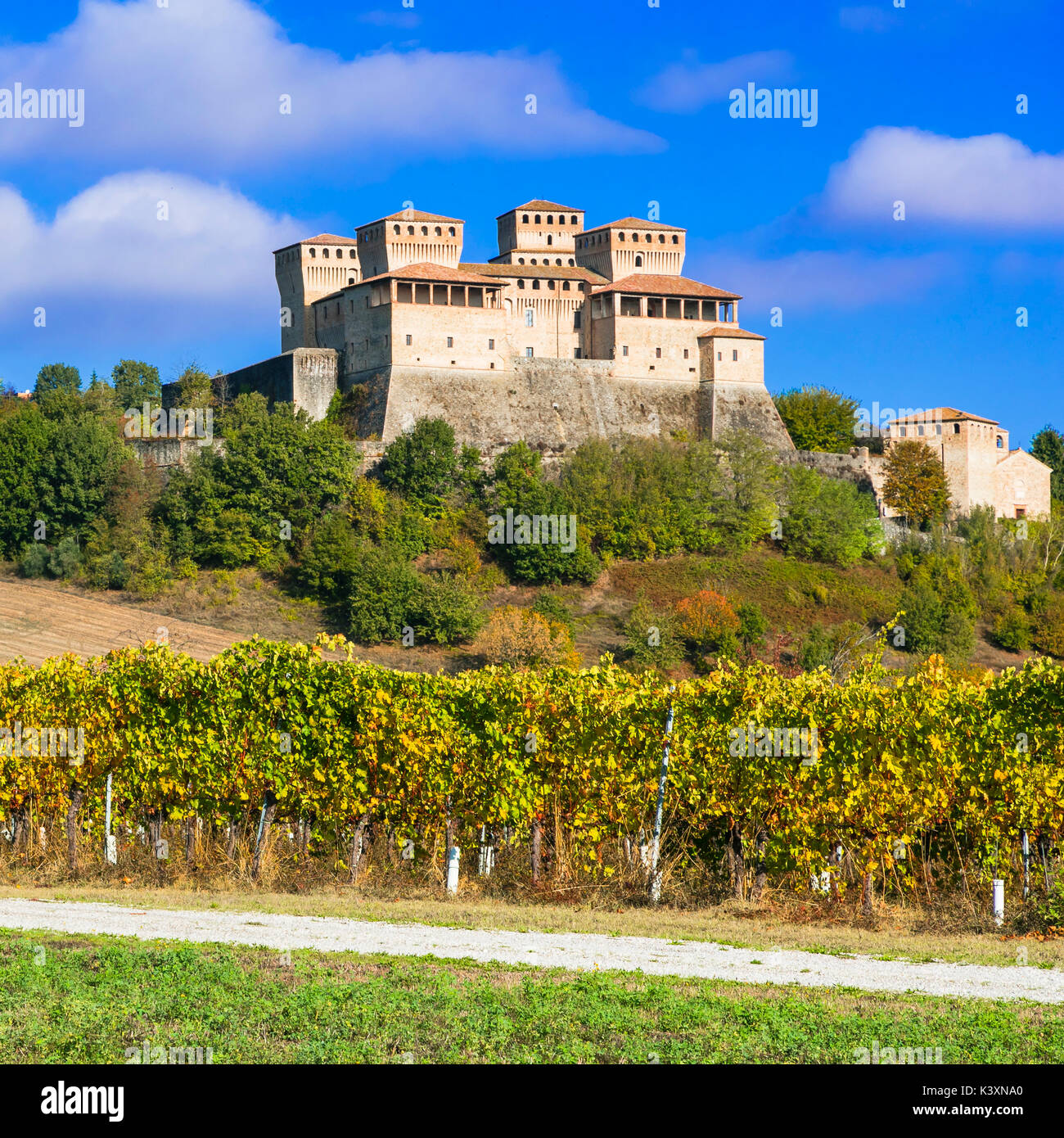 Beeindruckende Torrechiara Burg, Panoramaaussicht mit Weinbergen, Italien. Stockfoto