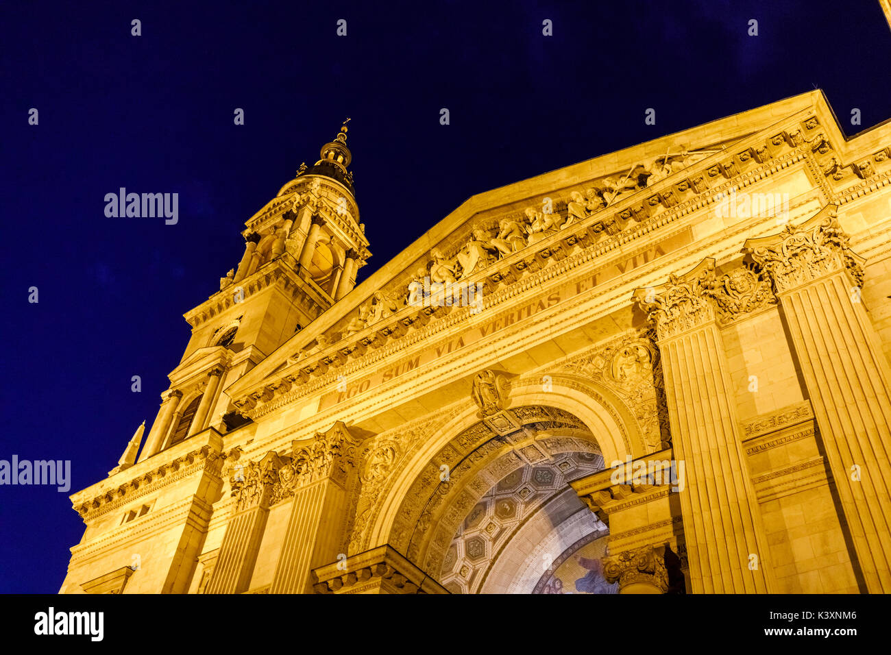 St.-Stephans-Basilika (Szent Istvan Basilika) beleuchtet, nachts mit Flutlicht, Pest, Budapest, die Hauptstadt Ungarns, Mitteleuropa Stockfoto