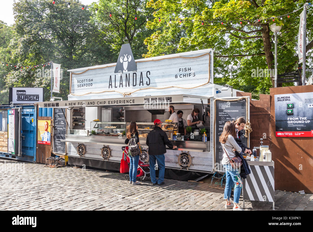 Kunden und Personal, Alandas schottischen Meeresfrüchten/Fisch und Chips Fast Food auf dem George Square ausgeht, während des Edinburgh Fringe Festival. Stockfoto