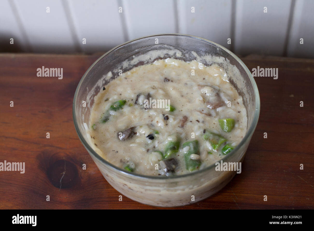 In der Nähe von Pilzen und Spargel Risotto cremig Stockfoto