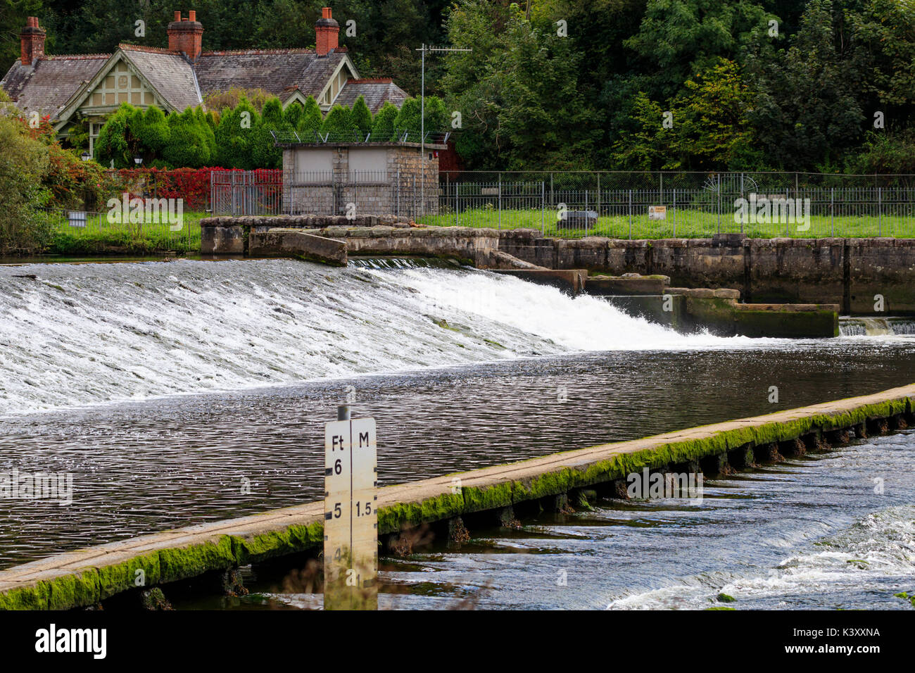 Spillway und Gezeiten Ford bei Lopwell Damm am Fluss Tavy, Devon, Großbritannien Stockfoto