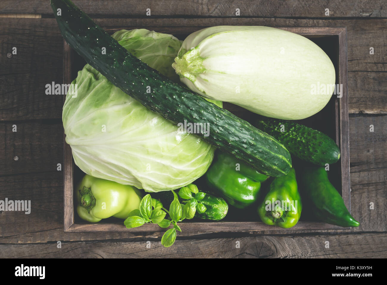 Frisches grünes Gemüse. Fach mit Kohl, Zucchini, Gurken und Paprika. Detox, Diät, vegetarische gesunde Konzept Stockfoto