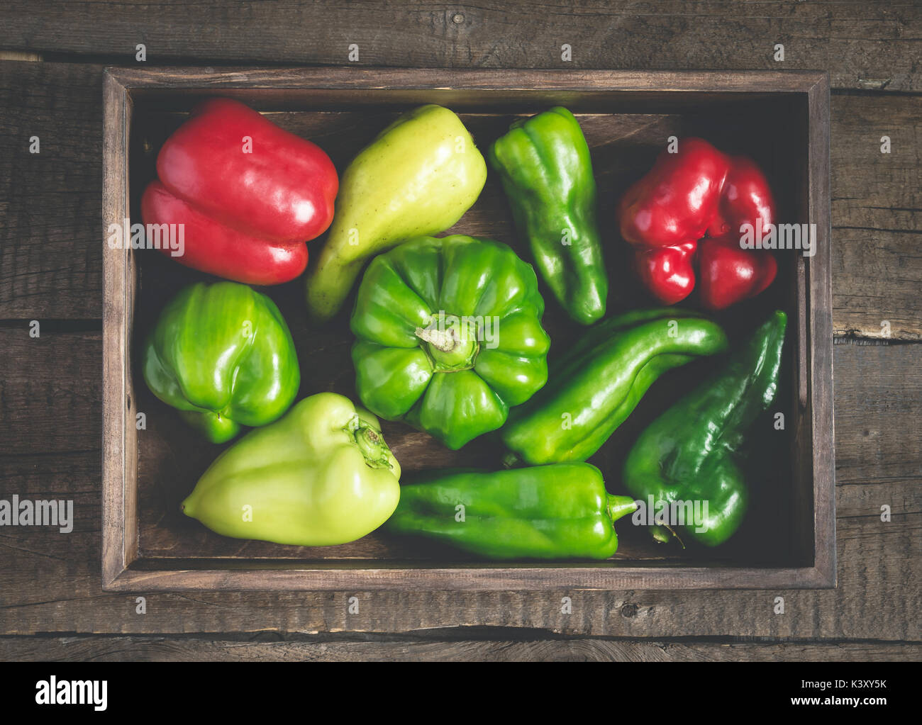 Der rote und grüne Paprika in verschiedenen Formen. Voller Gemüse Fach. Stockfoto