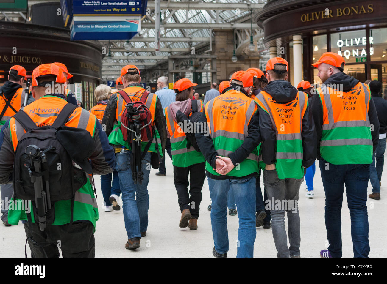 Glasgow Central Station Tour - Menschen am Anfang der Tour Stockfoto