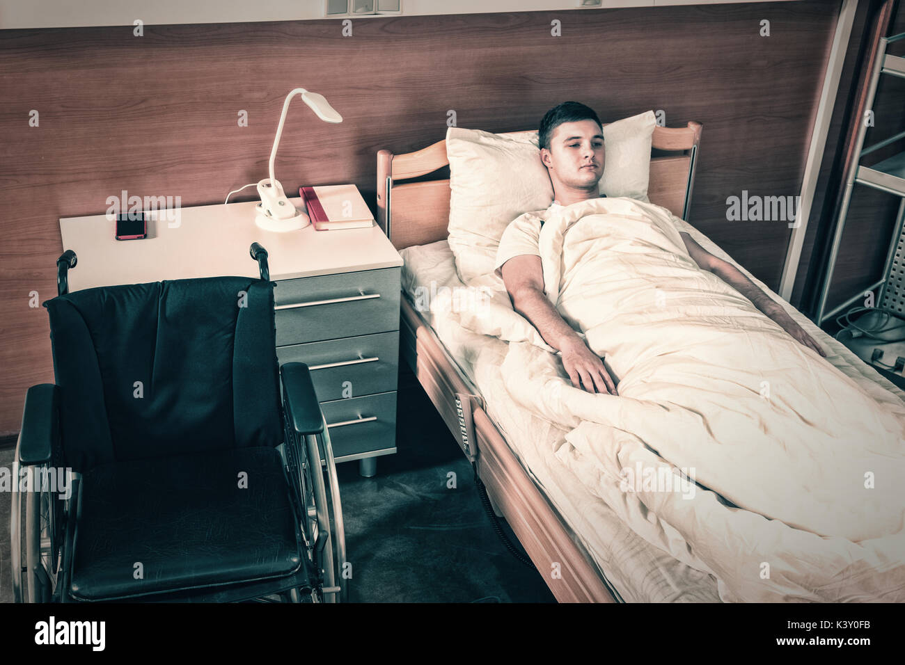 Junge Mannliche Kranken Patienten Im Krankenhausbett Liegen Mit Quilt Im Krankenhaus Behandelt Healthcare Konzept Stockfotografie Alamy