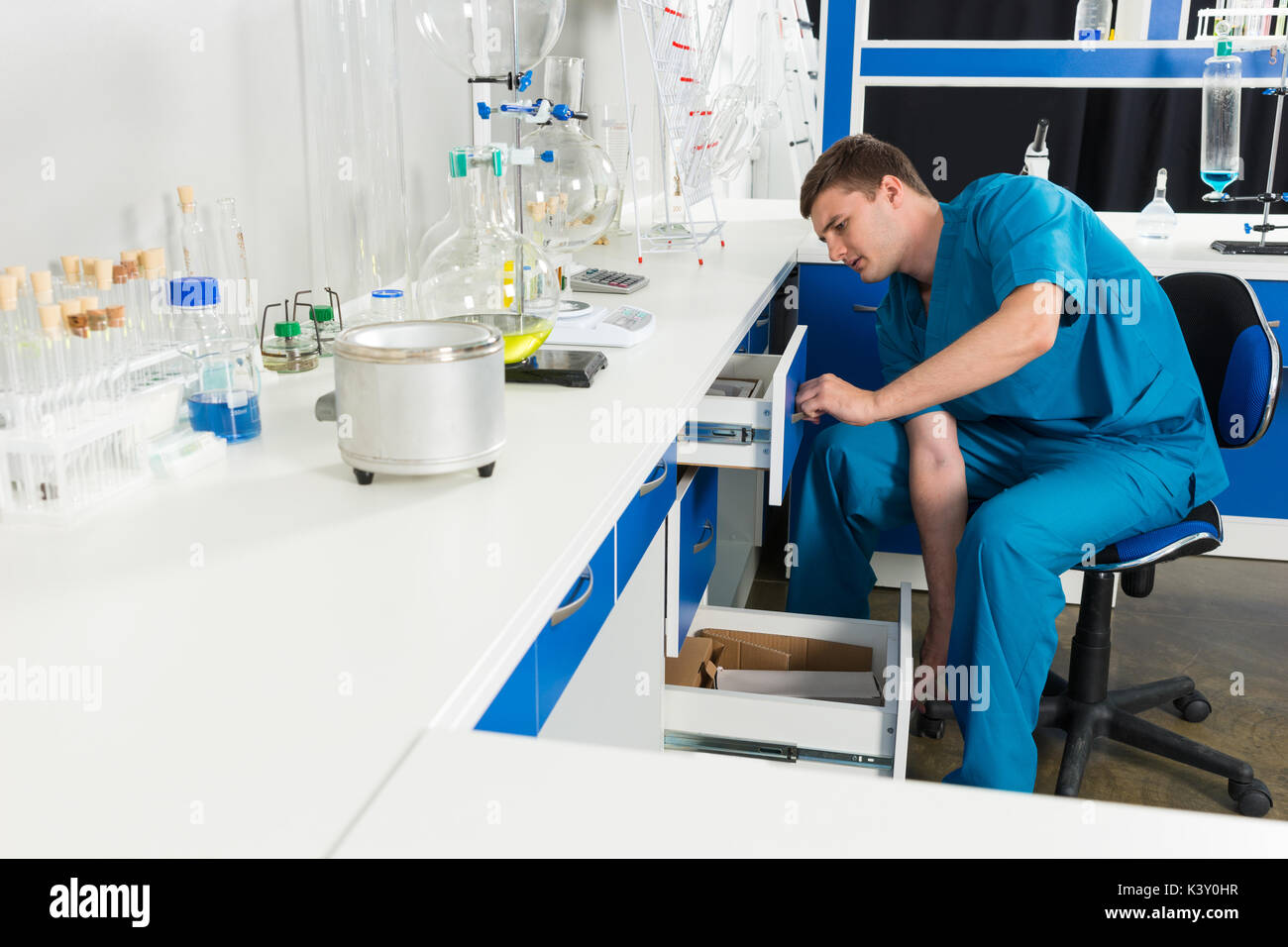 Wissenschaftler in Uniform ist auf der Suche nach etwas, in einem Fall in einem Labor. Gesundheitswesen und Biotechnologie Konzept Stockfoto