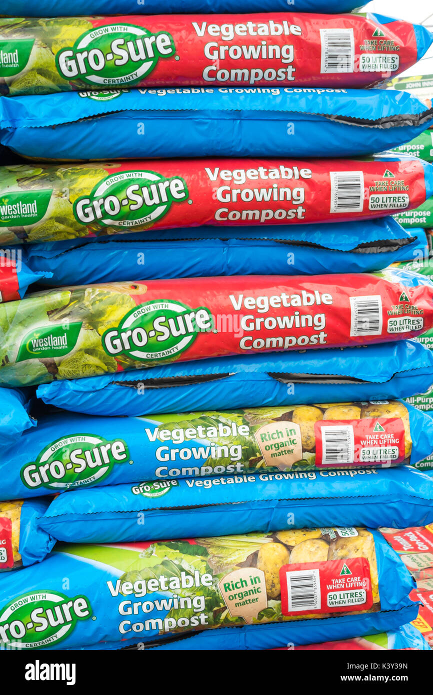 Ein Stapel mit extra großen Wachsen sicher Gemüseanbau Kompost in einem Gartencenter Stockfoto