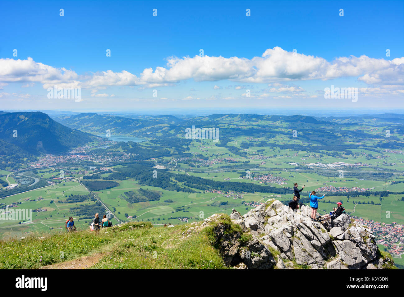 Mountain Summit Grünten, Blick auf Immenstadt und See Großer Alpsee, Wanderer, Immenstadt, Schwaben, Allgäu, Schwaben, Bayern, Bayern, Deutschland Stockfoto