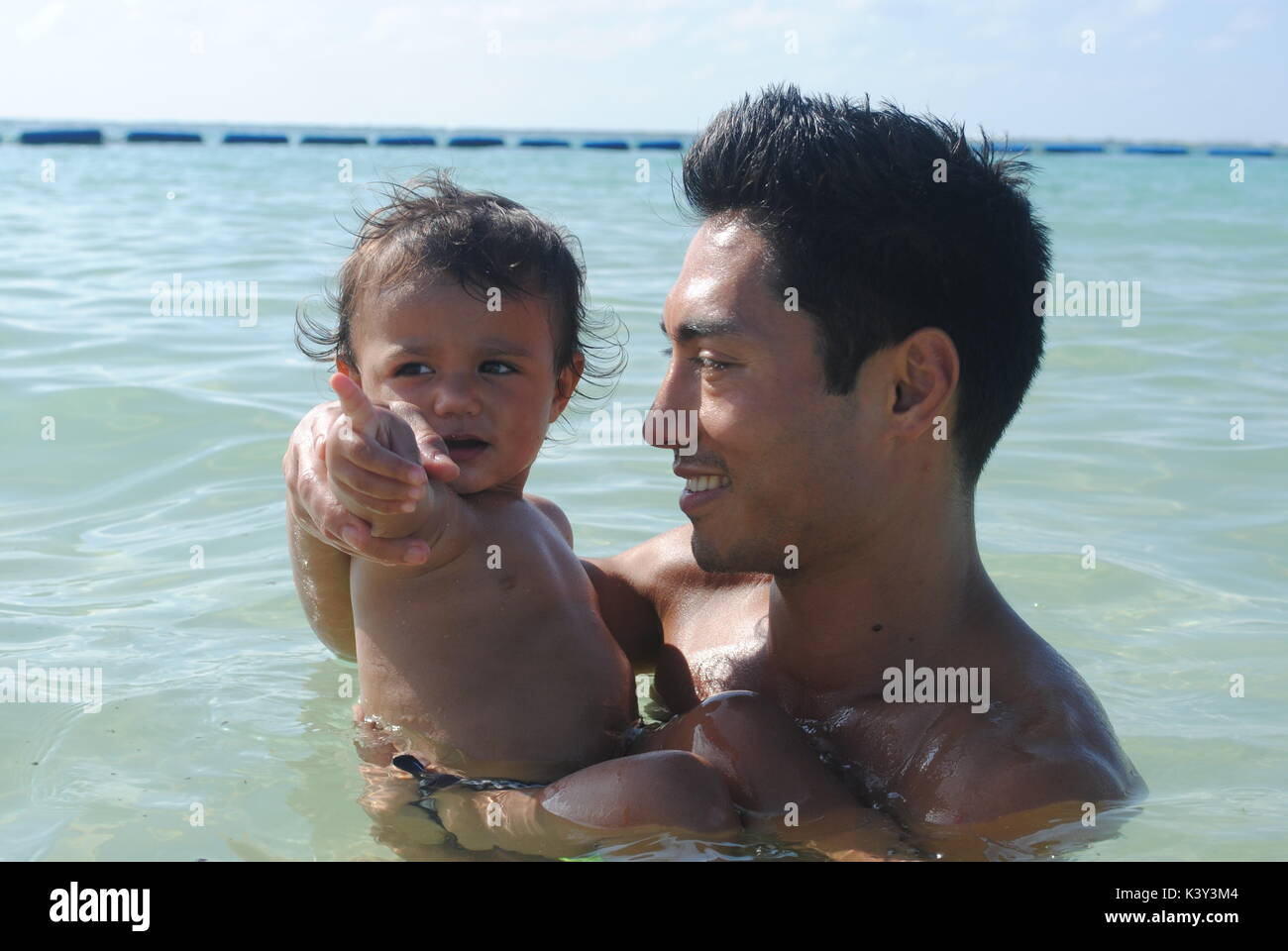 Vater und Tochter am Strand Stockfoto