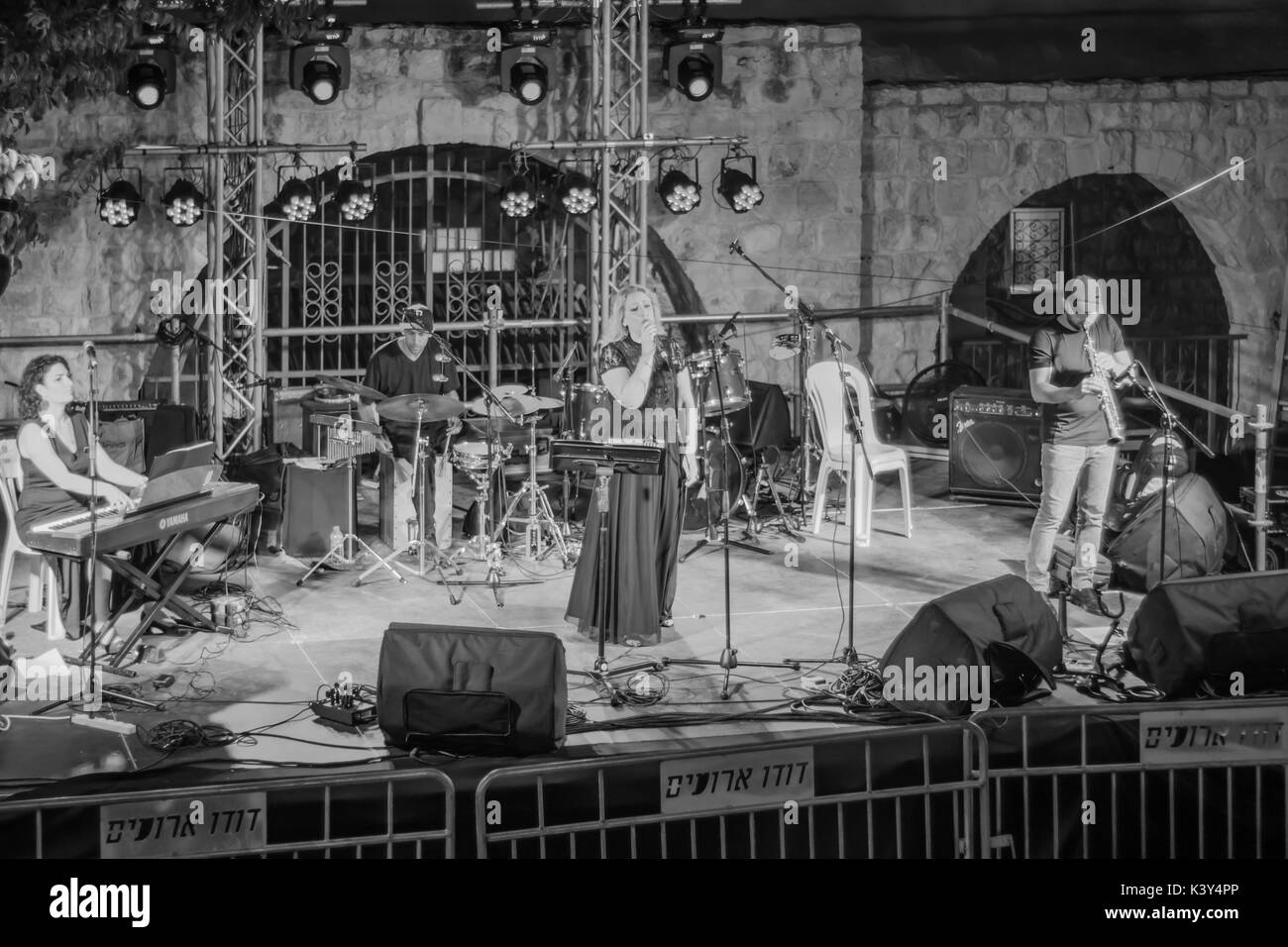 SAFED, Israel - 23 AUGUST 2017: Gruppe von Musikern (Adi Adar) spielen bei der Klezmer Festival in Safed (Tzfat), Israel. Sein die 30. jährlichen traditionellen Stockfoto