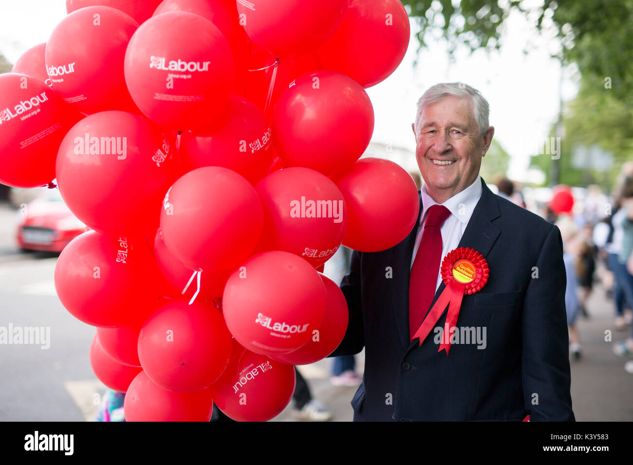 Geoffrey Robinson, Labour MP für Coventry North West, Campaigning in seinem Wahlkreis für die Bundestagswahl 2017. Stockfoto