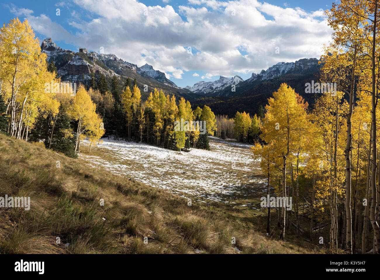Redcliff und Coxcomb Peak gesehen von Cimarron River Valley nach dem frühen Herbst Schnee Sturm. In der Uncompahgre National Forest, Colorado. Stockfoto