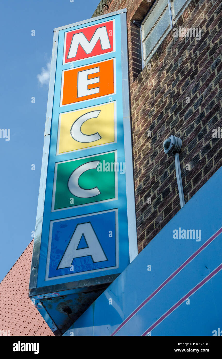 Eine bunte Mecca Bingo Zeichen auf der Seite eines Bingo Hall. Stockfoto