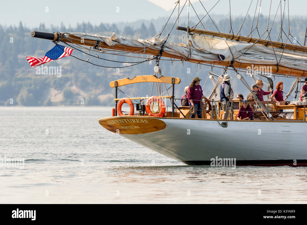 Motorboot, Segelboot aus Holz schoneryacht Port Townsend, Puget Sound, Washington. Segelboot Abenteurerin. Stockfoto