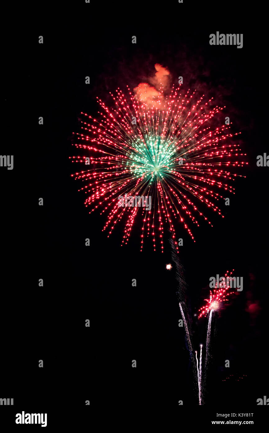 Ferien Feuerwerk mit bunten platzen Shells. Stockfoto