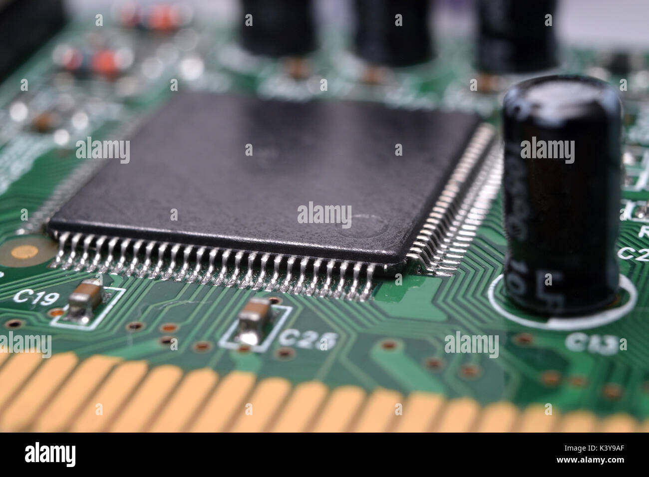 Nahaufnahme der elektronischen Bauteile auf der Platine Stockfoto