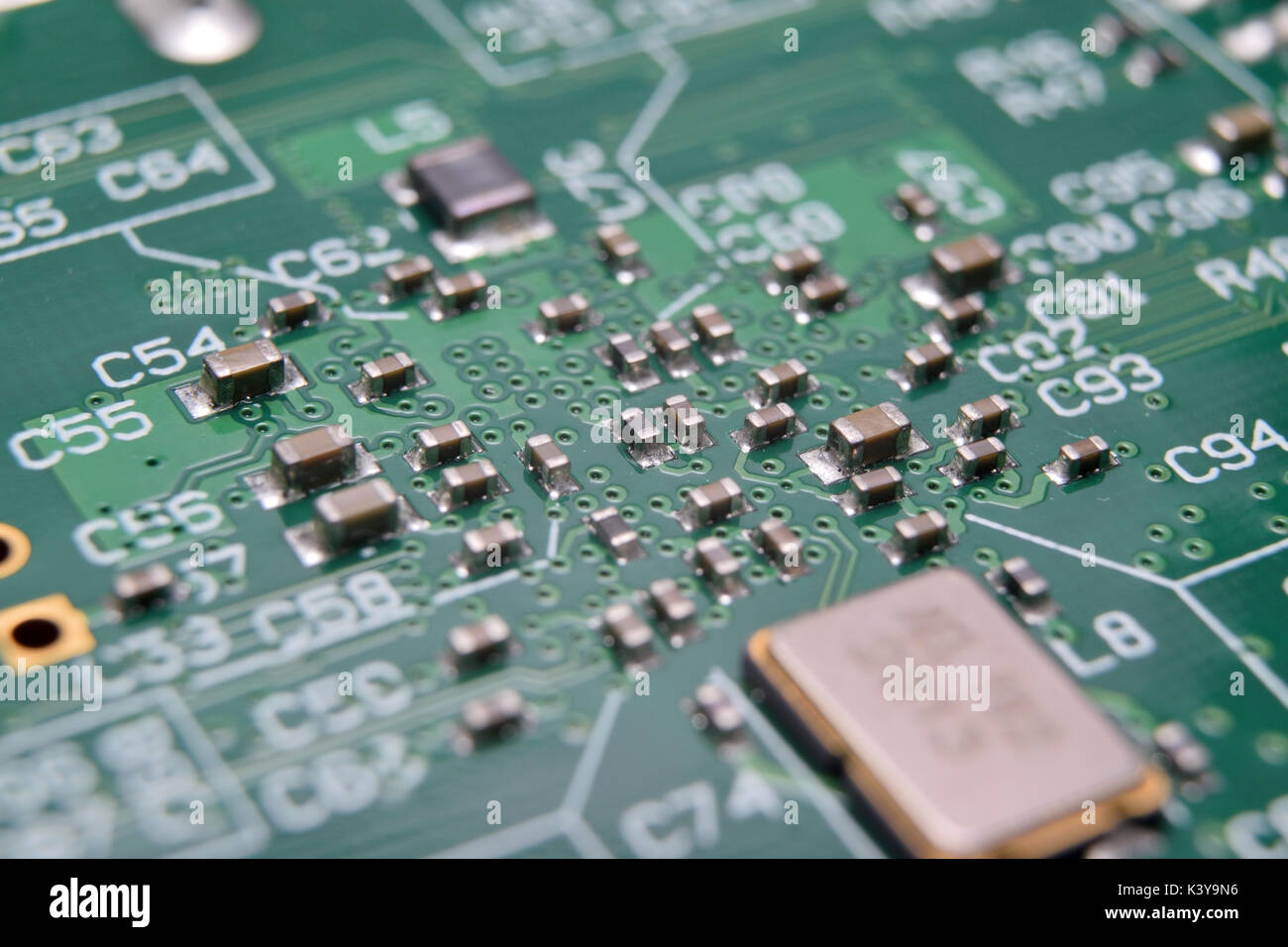 Nahaufnahme der elektronischen Bauteile auf der Platine Stockfoto