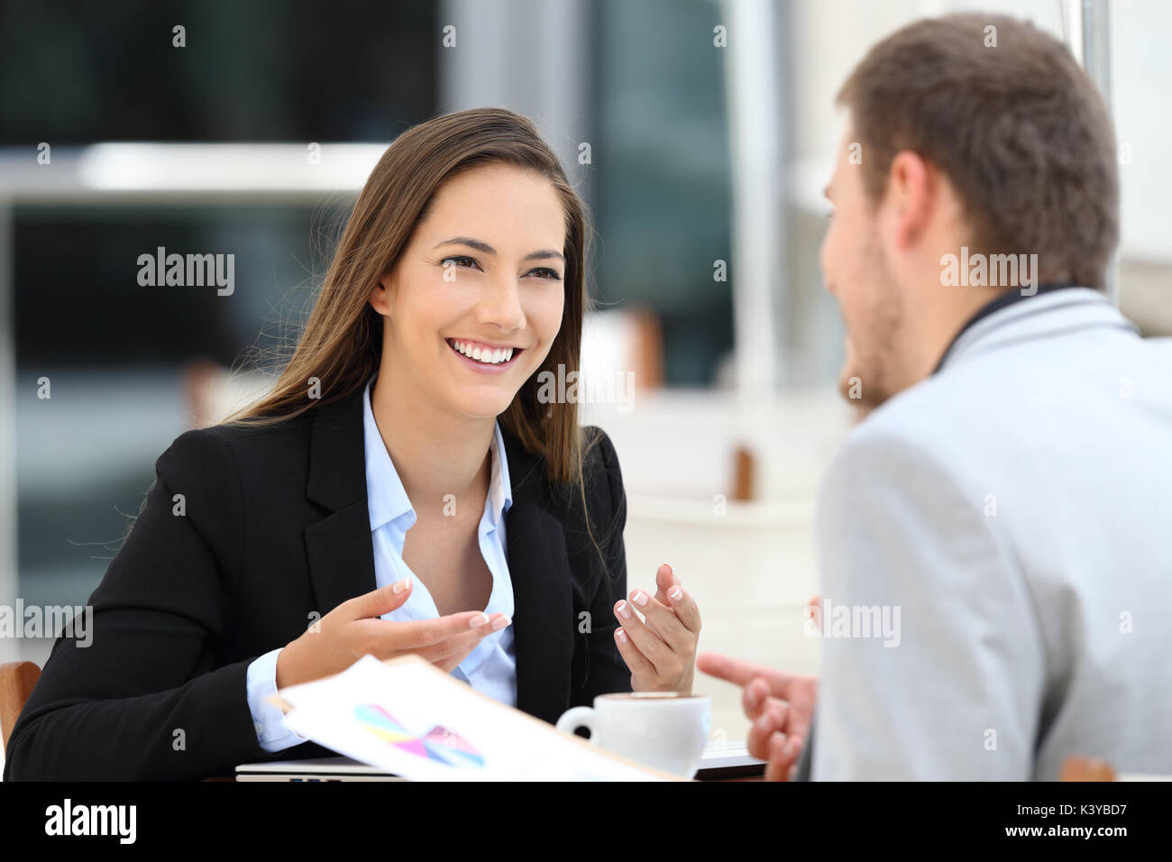 Zwei glückliche Führungskräfte treffen in einem Restaurant und in einer geschäftlichen Besprechung Stockfoto