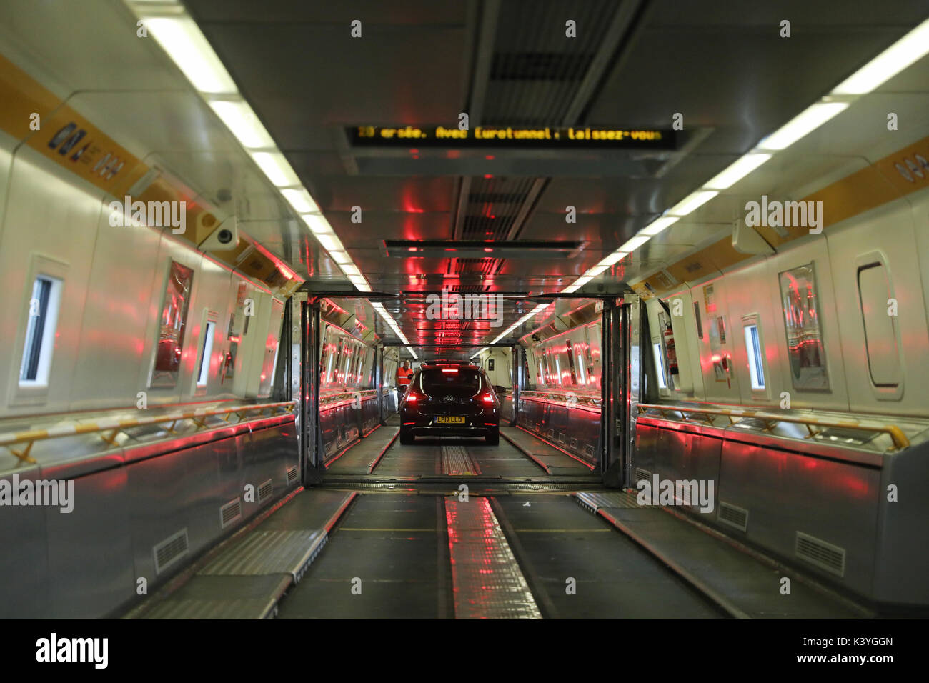 Fahren auf zum Eurotunnel Zug, Folkestone, Kent, England, Großbritannien Stockfoto