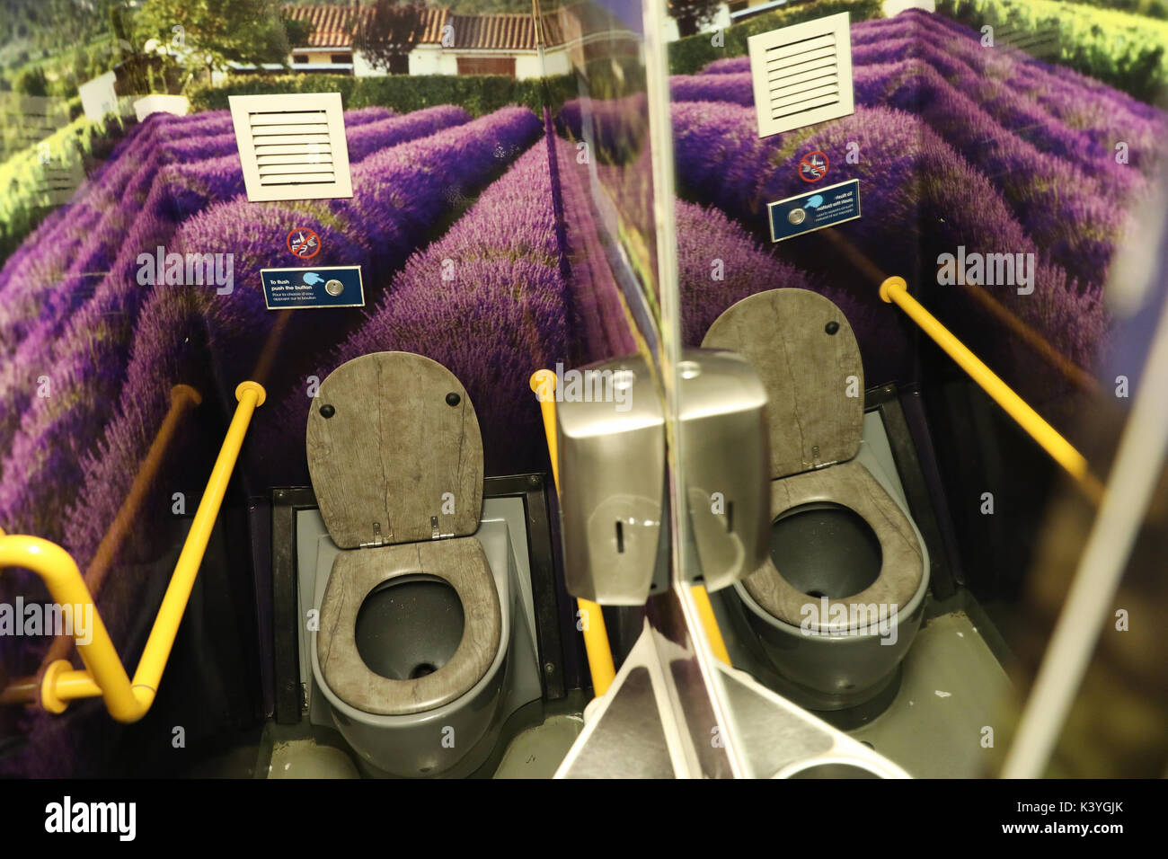 Wc im Eurotunnel Zug, Folkestone, Kent, England, Großbritannien Stockfoto