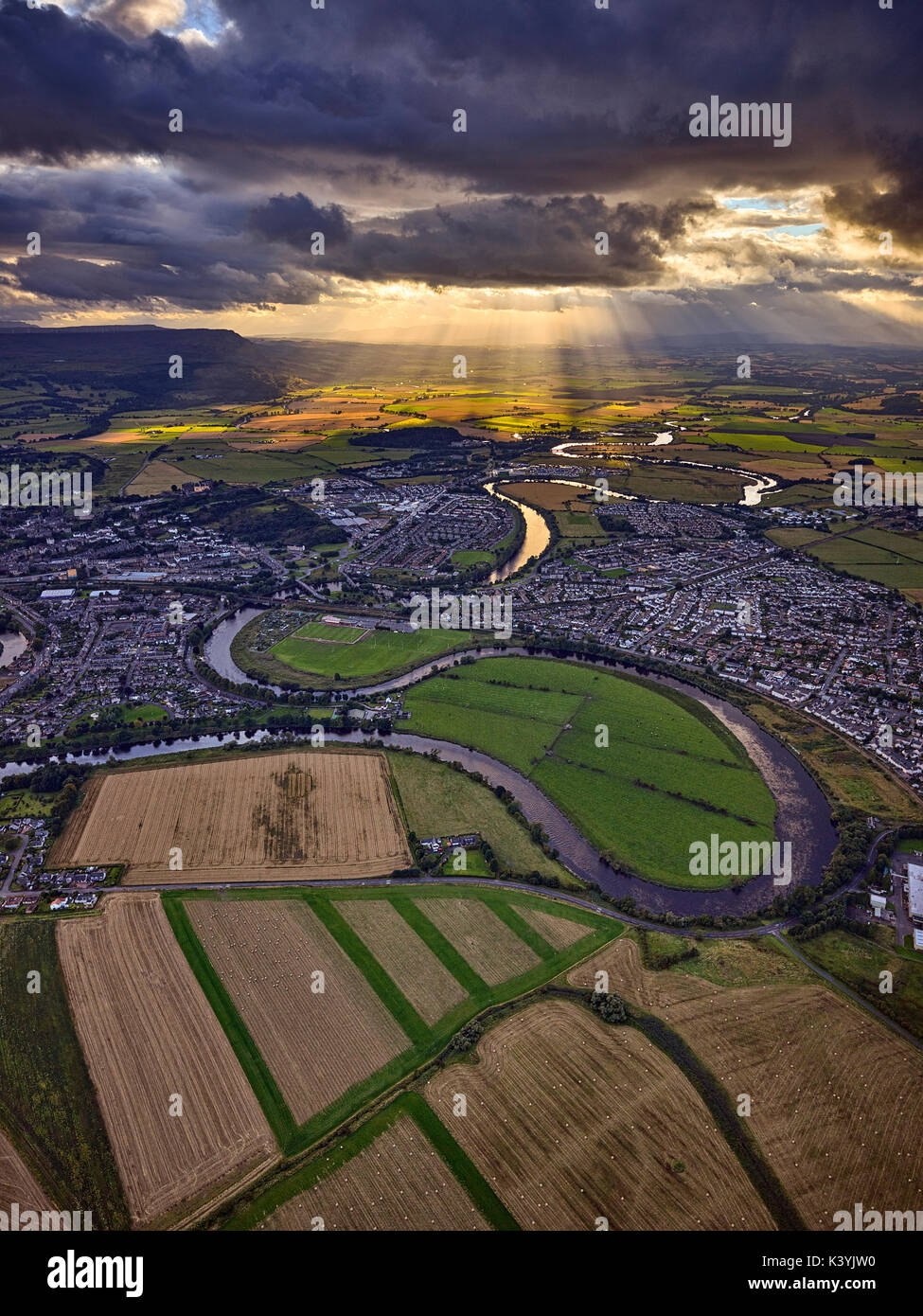 Den Fluss Forth Schlangen in die Ferne durch Stirling als Lichtstrahl erhellt die fernen Felder, Schottland. Von einem Hubschrauber aufgenommen Stockfoto