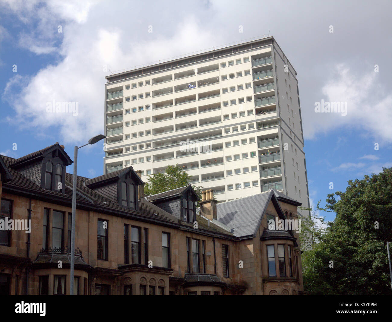 Glasgow Broomhill Laufwerk moderne Wohnungen Gehäuse neben viktorianischen Villen Kontrast Stockfoto