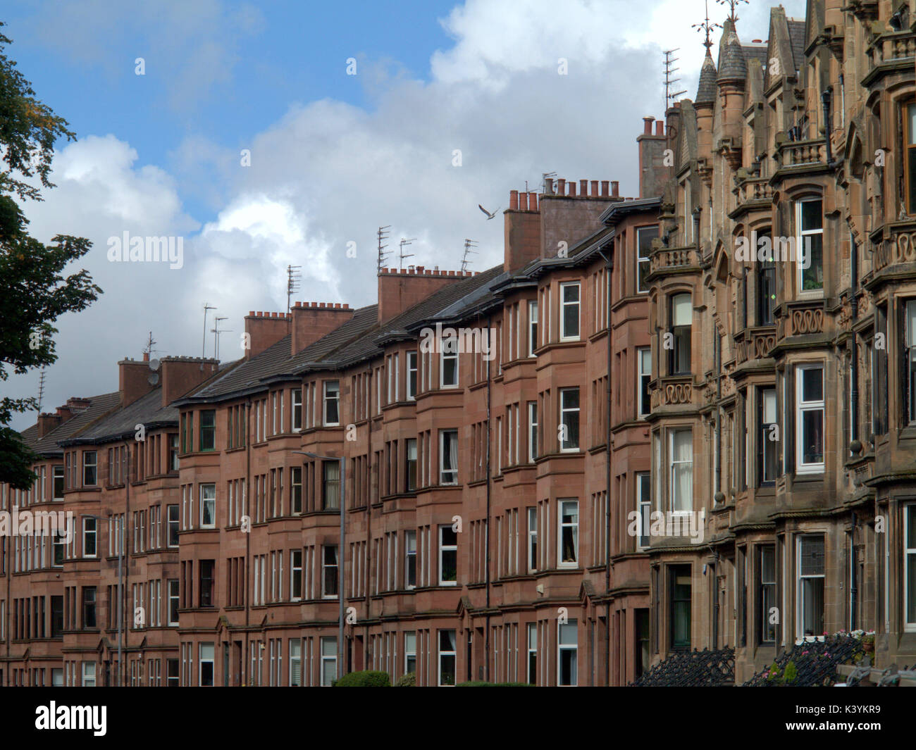 Glasgow Broomhill Antrieb rot Sandstein und hellem Sandstein Mietskasernen blauer Himmel Stockfoto