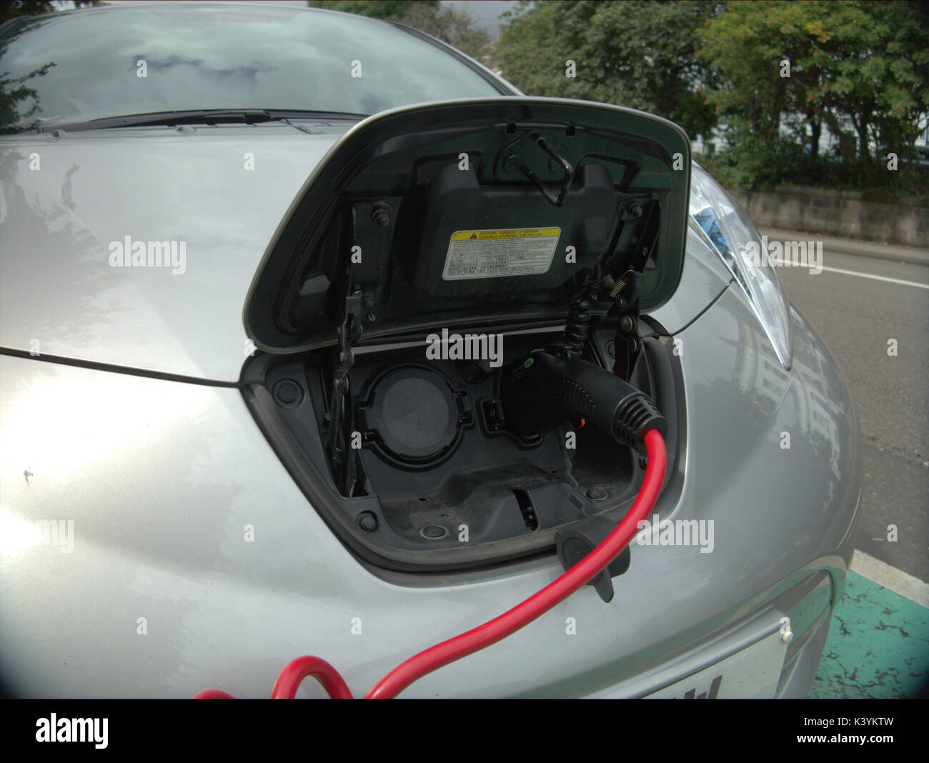 Auto angeschlossene elektrische Auto Ladegerät Punkt mit Symbolen und Zeichen Siemens Ladegerät des Elektrofahrzeugs Glasgow geladen wird Stockfoto