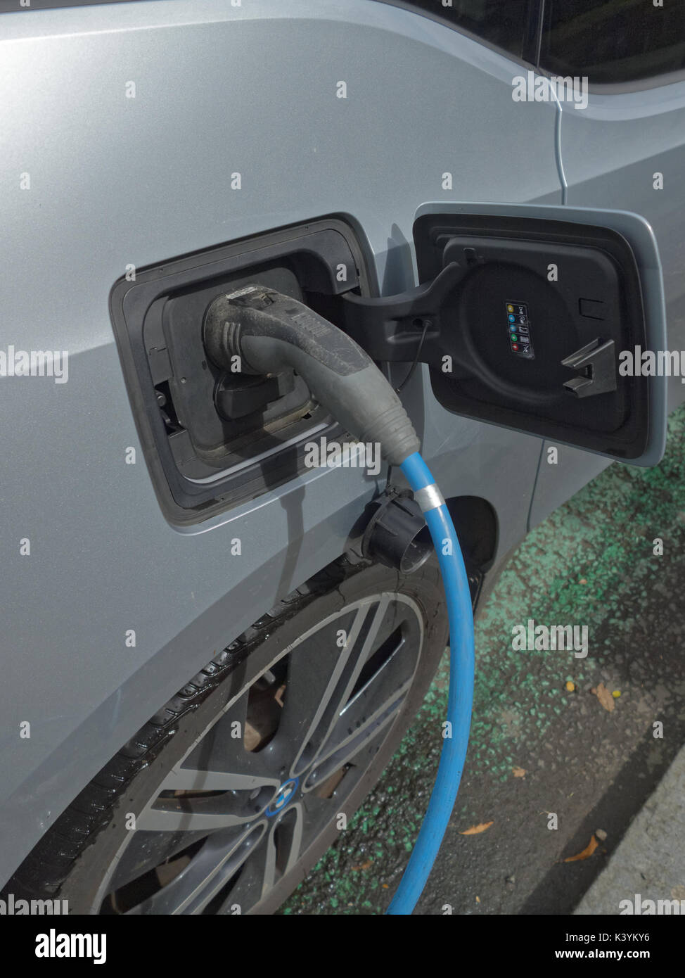 Auto angeschlossene elektrische Auto Ladegerät Punkt mit Symbolen und Zeichen Siemens Ladegerät des Elektrofahrzeugs Glasgow geladen wird Stockfoto