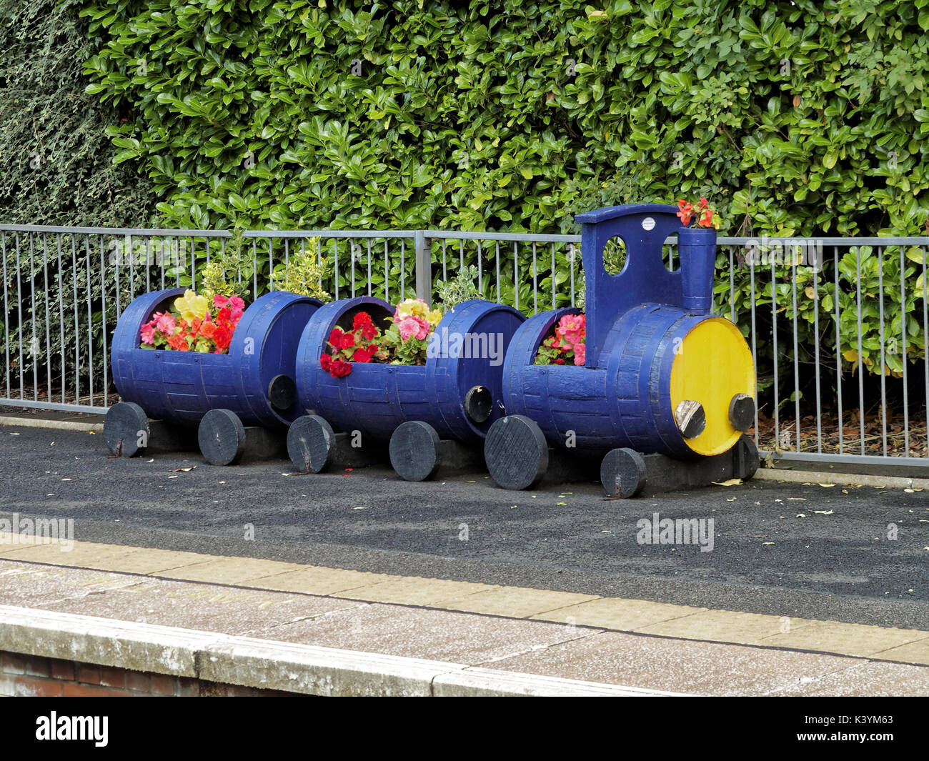 Zug Bahnhof Drumchapel Zierpflanzen zug Anlage Blumentopf Behälter mit Blumen thomas tank Engine wie Stockfoto