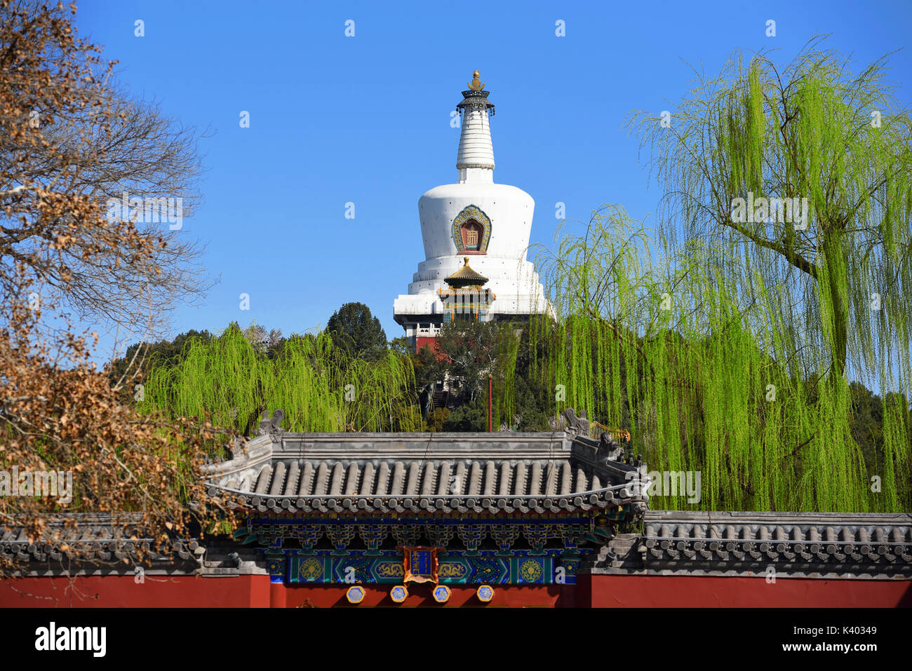Beihai Park Landschaft im Frühjahr, Peking, China. übersetzen: Die linke Tor. Stockfoto