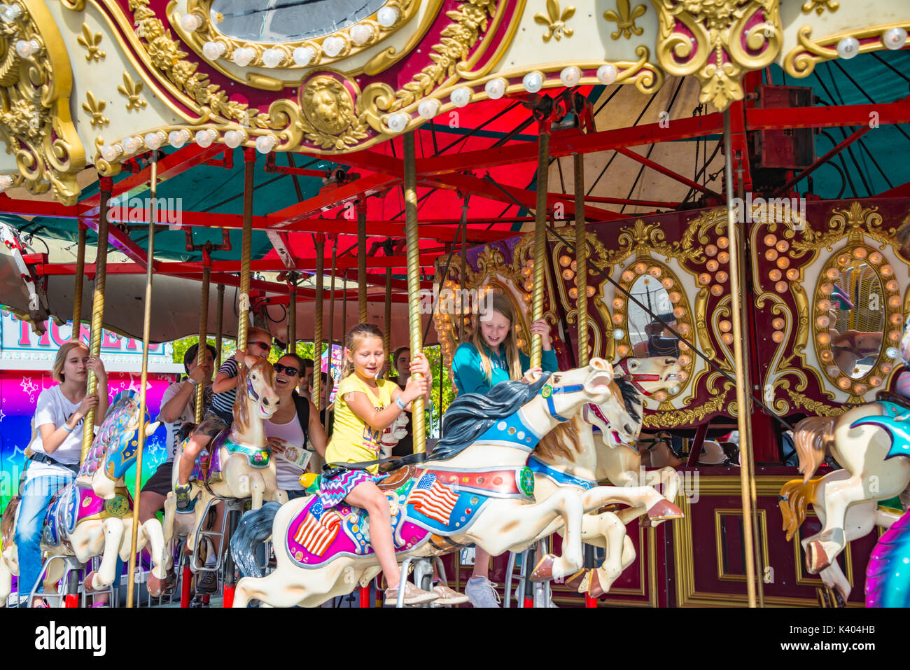 Kinder und Erwachsene Reiten Karussell im Vergnügungspark Evergreen State Fair Monroe Washington Stockfoto