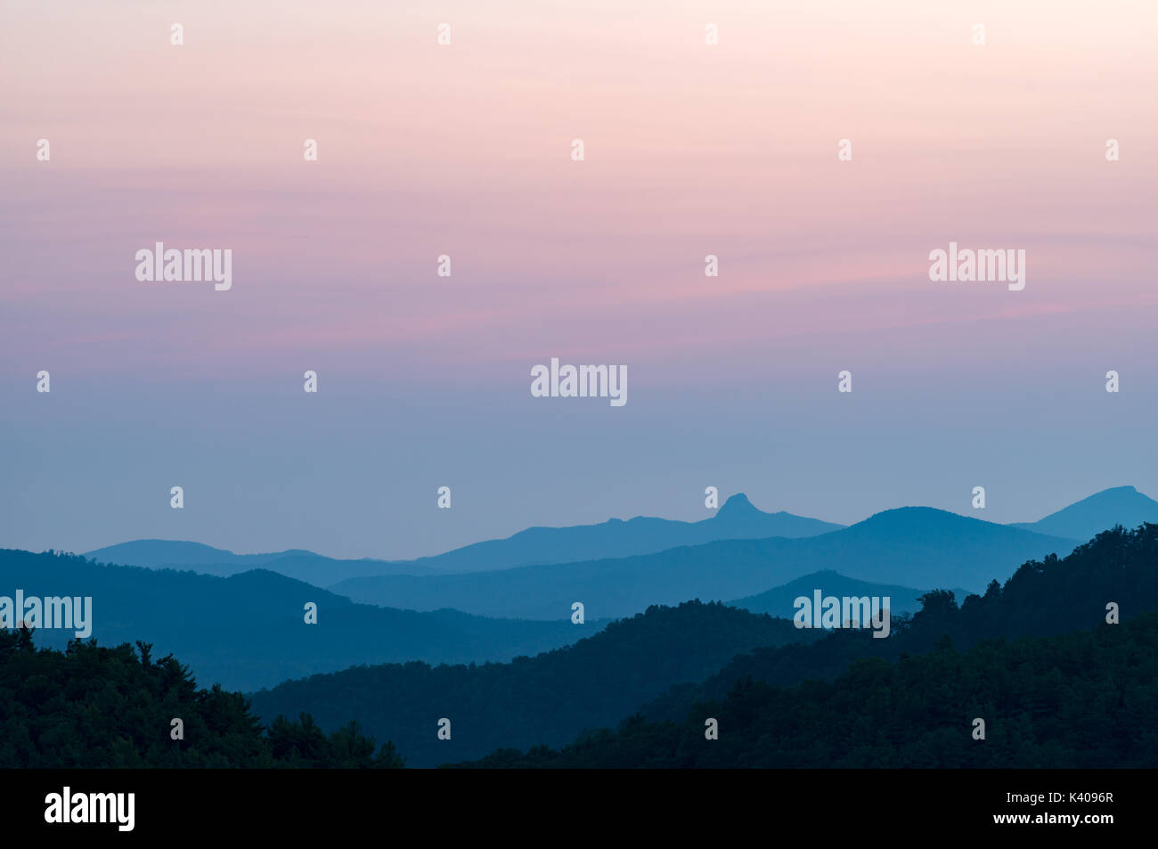 Künstlerische und minimale Sonnenuntergang North Carolina Berge - Beruhigend & entspannend - Sun Set Berge - Berge Himmel noch Rot wird nach Einbruch der Dunkelheit Licht Stockfoto
