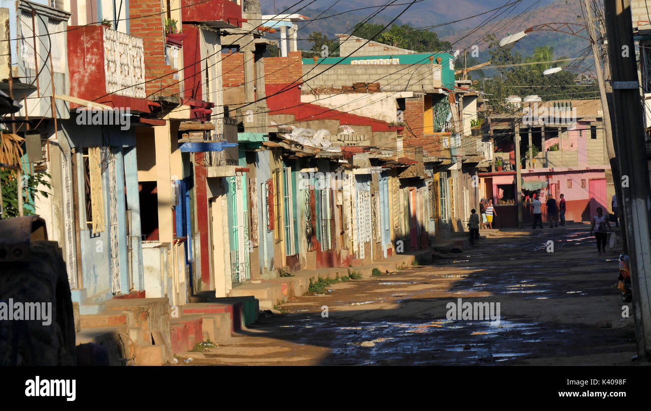 Unbefestigte, bunte Straße in Trinidad, Kuba Stockfoto