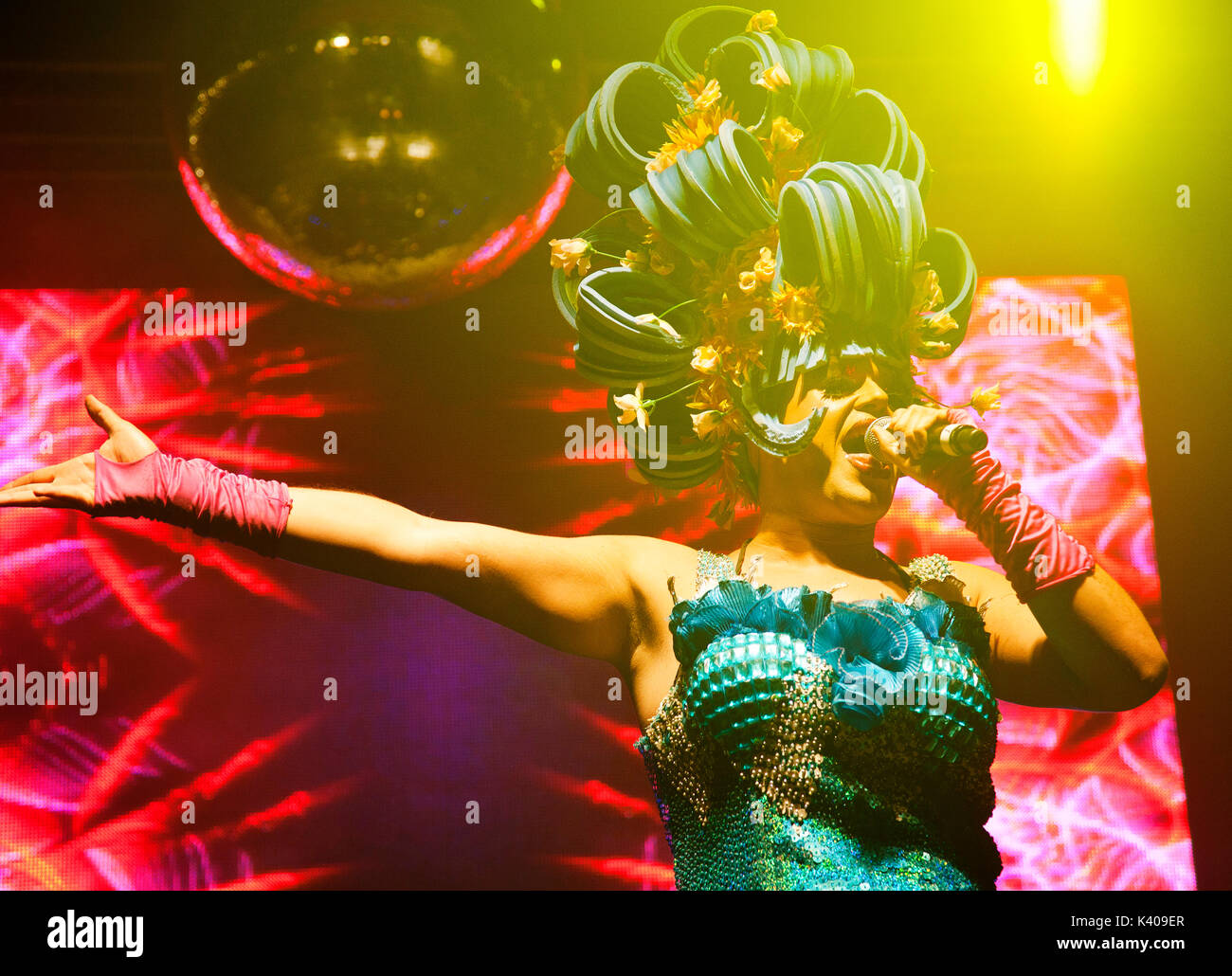 Priscilla Showgirl Singen am Brighton Gay Pride Stockfoto