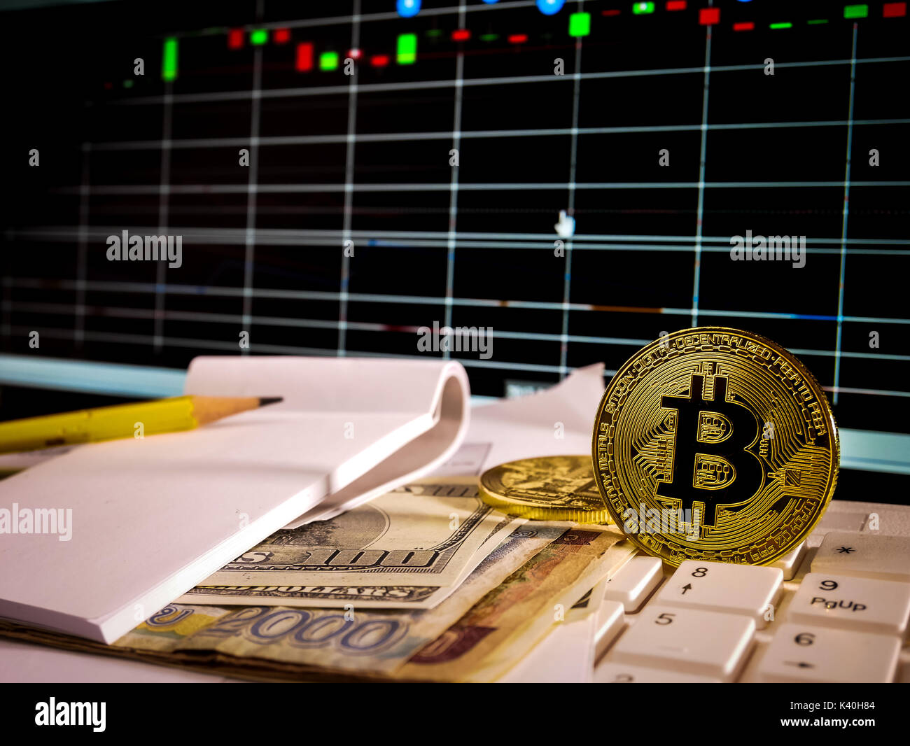 Golden bitcoin mit dem Notenumlauf und dem Aktienmarkt grap konzeptionelle für Crypto Währung Hintergrund Stockfoto