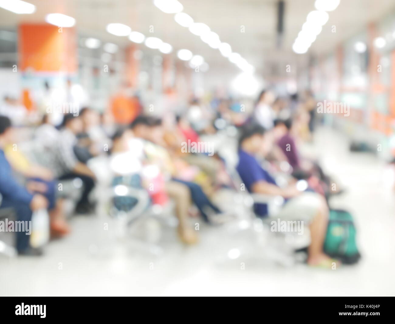 Verschwommen Leute sitzen in der Wartehalle, für den Service zu warten, um uns die Wartezeit Management Service Operations Hintergrund Stockfoto