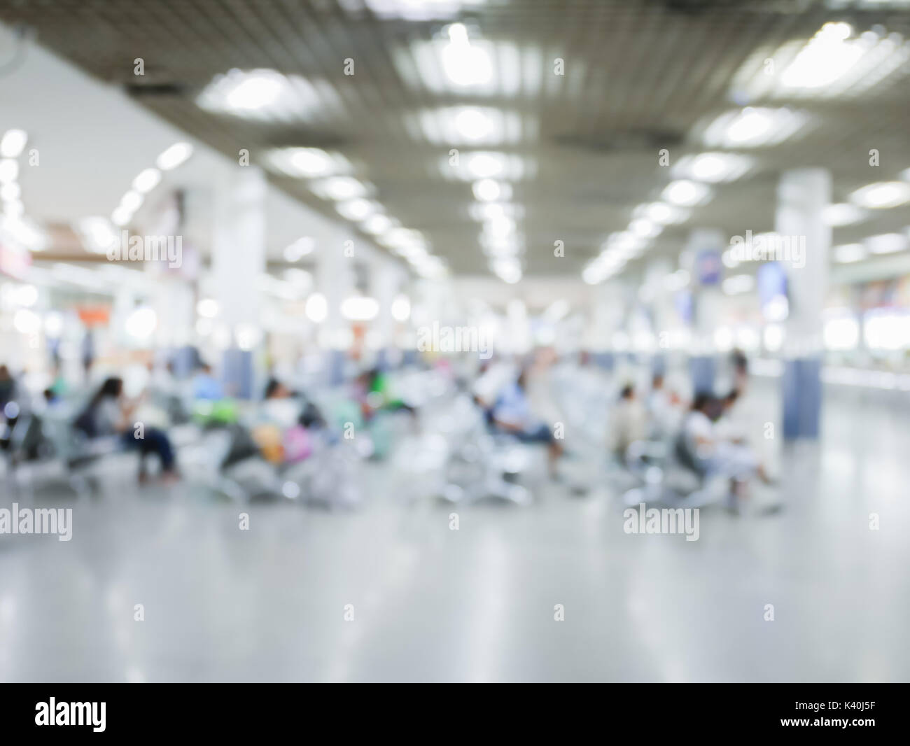 Verschwommen Leute sitzen in der Wartehalle, für den Service zu warten, um uns die Wartezeit Management Service Operations Hintergrund Stockfoto