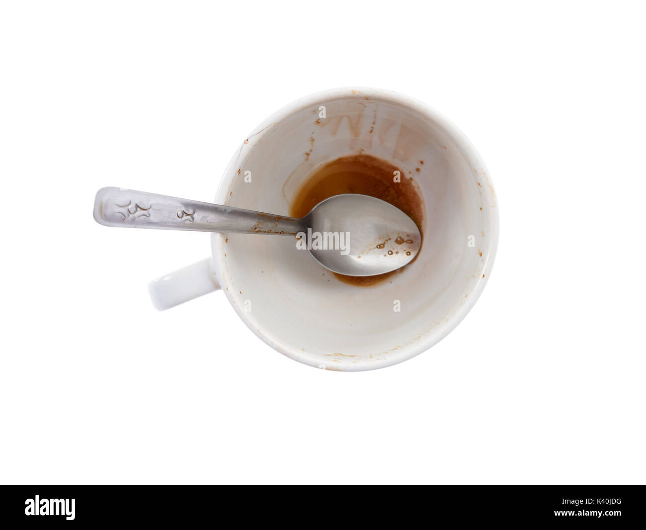 Leere weiße Tasse Kaffee nach dem Drink mit Zucker an der Unterseite der Schale auf weißem Hintergrund - Ansicht von oben Stockfoto