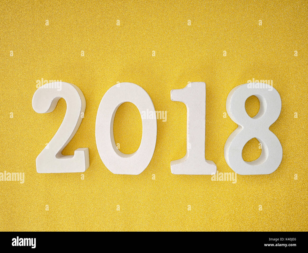 2018 Holz Buchstaben auf gold glitzer Tabelle für 2018 Das neue Jahr Hintergrund Stockfoto