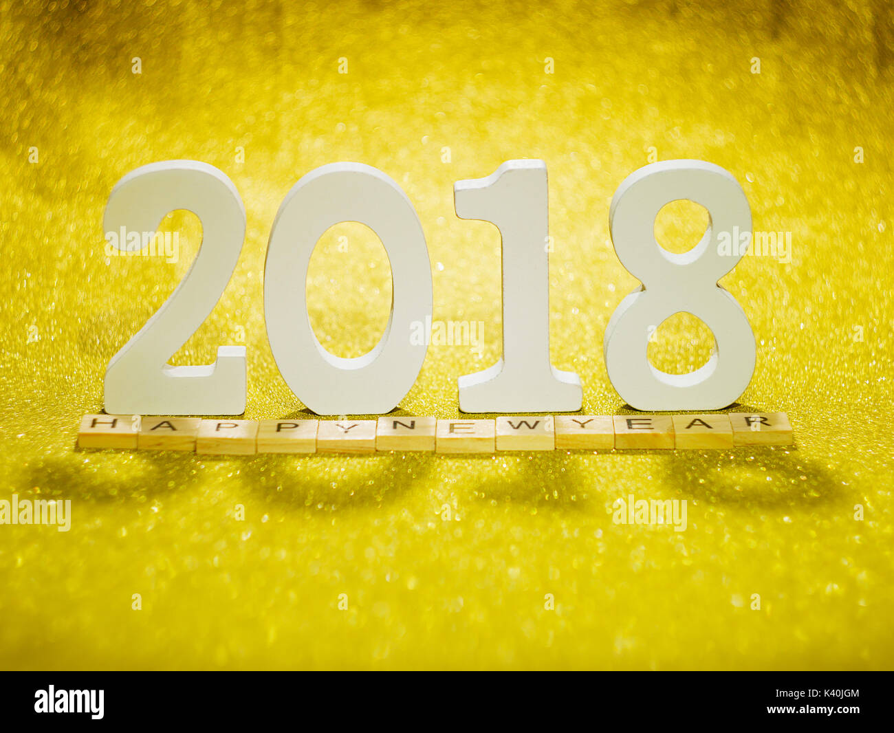 2018 Holz Buchstaben auf gold glitzer Tabelle für 2018 Das neue Jahr Hintergrund Stockfoto