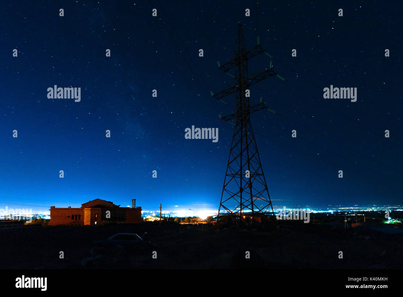Sterne im Nachthimmel über Eriwan, Armenien Stockfoto